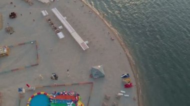Sahil alanının üzerinde uçuyor. Havadan çekim