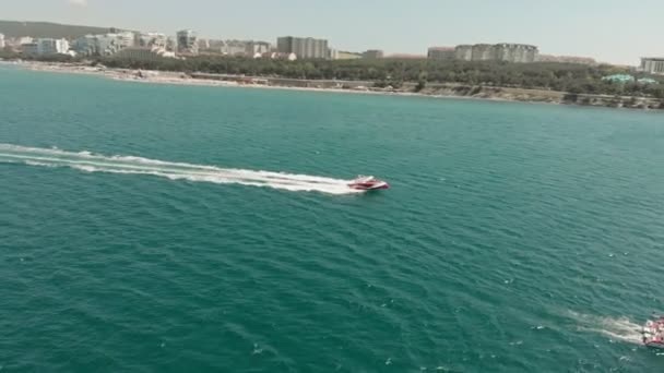 Egy fehér jachton, vitorla úszóval a kék tenger nyáron. Légifelvétel — Stock videók