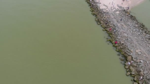 Stein ins Meer gespuckt. Luftaufnahme — Stockvideo