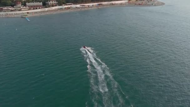 Survol d'un bateau de plaisance en mer. Plan aérien 