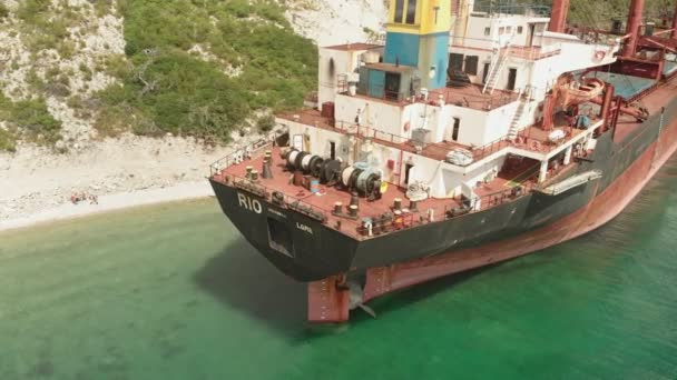 Frachtschiff auf See gestrandet. — Stockvideo