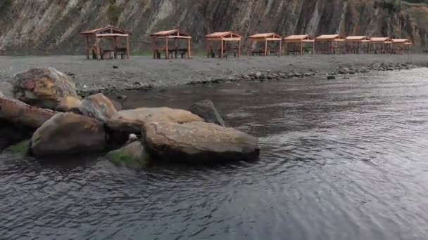 Şafakta denizde kayalık bir sahilden uçun. Havadan çekim — Stok video