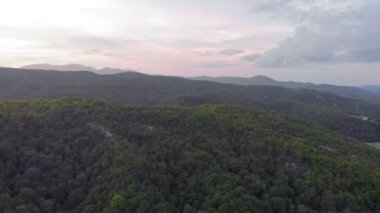 Dağlardaki konutlarda uçmak. Havadan çekim