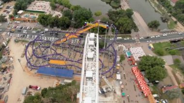 Deniz den eğlence parkı. Dönme dolap ve drone ile su parkı görünümü. Yüksekten çekim