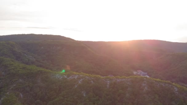 Volando en edificios residenciales en las montañas. Disparo aéreo — Vídeos de Stock