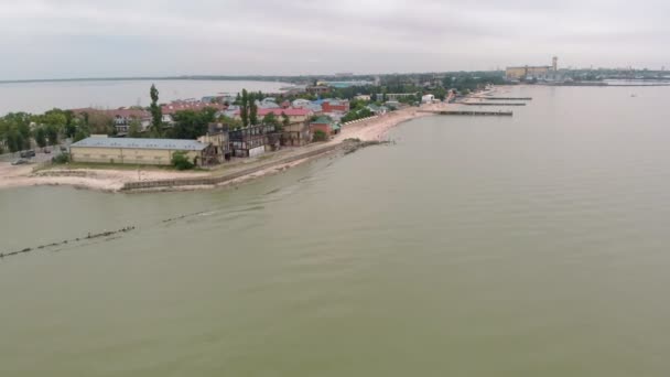 Crachat de pierre dans la mer. Plan aérien 