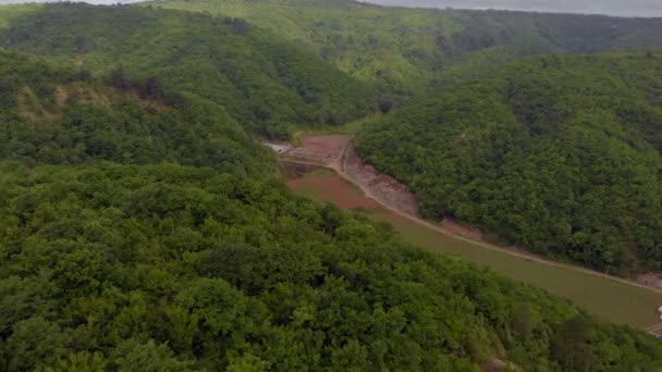 Voando em edifícios residenciais nas montanhas. Tiro aéreo — Vídeo de Stock