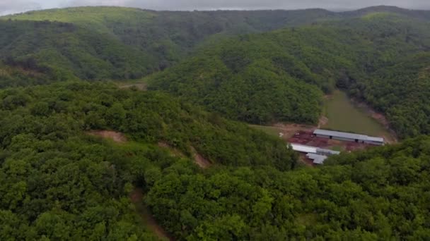 Volando en edificios residenciales en las montañas. Disparo aéreo — Vídeos de Stock