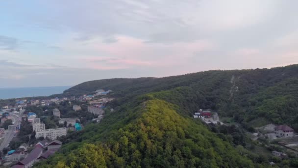 Voando em edifícios residenciais nas montanhas. Tiro aéreo — Vídeo de Stock