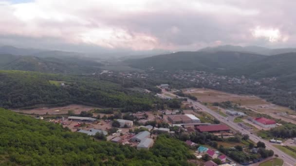 Flying on residential buildings in the mountains. Aerial shot — Stock Video