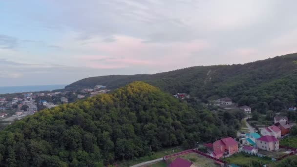 Voler sur des bâtiments résidentiels dans les montagnes. Plan aérien — Video