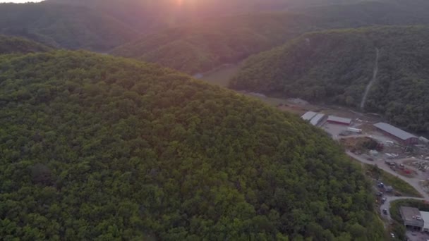 Volando en edificios residenciales en las montañas. Disparo aéreo — Vídeo de stock