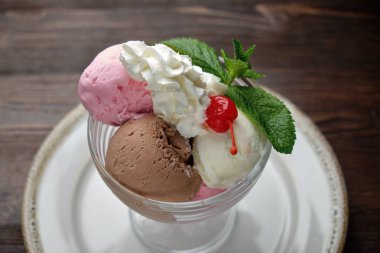 Renkli dondurma topları. Restoran menüsü