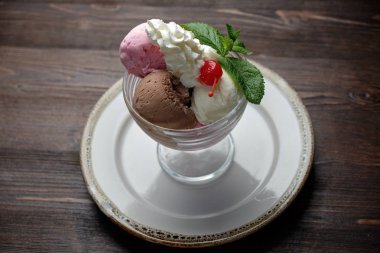 Renkli dondurma topları. Restoran menüsü