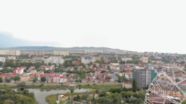 Deniz den eğlence parkı. Dönme dolap ve drone ile su parkı görünümü. Yüksekten çekim