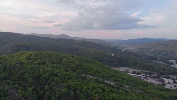 Dağlardaki konutlarda uçmak. Havadan çekim — Stok video