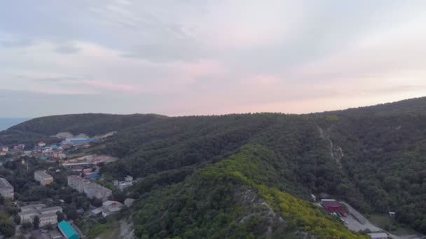 Volando en edificios residenciales en las montañas. Disparo aéreo — Vídeos de Stock