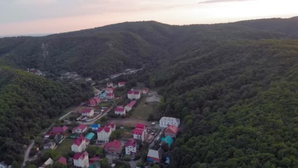 Volare su edifici residenziali in montagna. Colpo aereo — Video Stock