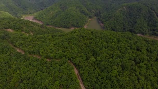 Volando en edificios residenciales en las montañas. Disparo aéreo — Vídeos de Stock