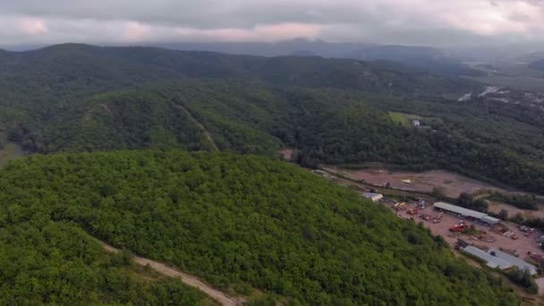 Voando em edifícios residenciais nas montanhas. Tiro aéreo — Vídeo de Stock