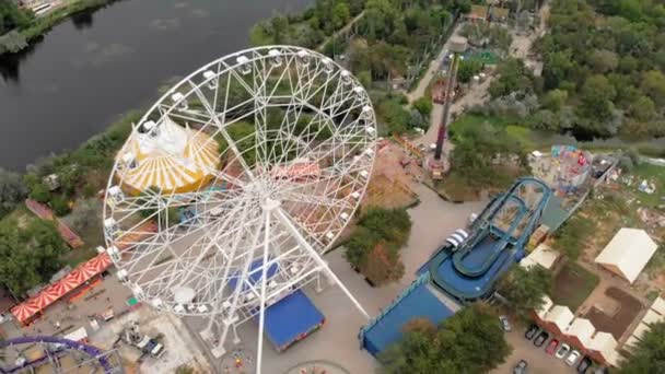 Freizeitpark am Meer. Blick auf das Riesenrad und den Wasserpark mit einer Drohne. Schießen aus großer Höhe — Stockvideo