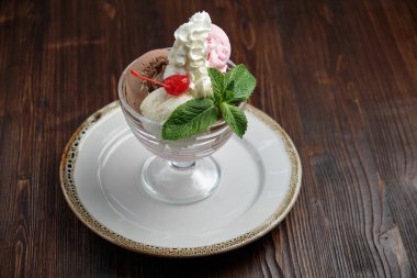 Renkli dondurma topları. Restoran menüsü