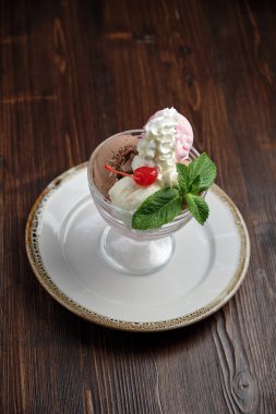 Renkli dondurma topları. Restoran menüsü