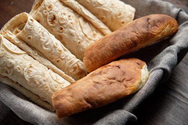 Bir ekmek sepetinde farklı türde Pide ekmek . restoran menüsü