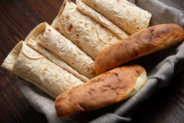 Bir ekmek sepetinde farklı türde Pide ekmek . restoran menüsü