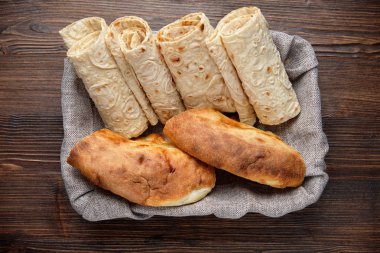 Bir ekmek sepetinde farklı türde Pide ekmek . restoran menüsü