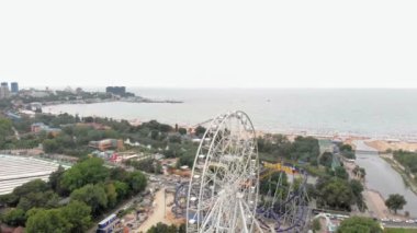 Deniz den eğlence parkı. Dönme dolap ve drone ile su parkı görünümü. Yüksekten çekim
