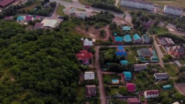 Dağlardaki konutlarda uçmak. Havadan çekim