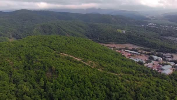 Volare su edifici residenziali in montagna. Colpo aereo — Video Stock