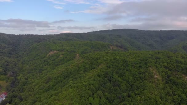 Volando en edificios residenciales en las montañas. Disparo aéreo — Vídeos de Stock