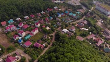 Dağlardaki konutlarda uçmak. Havadan çekim