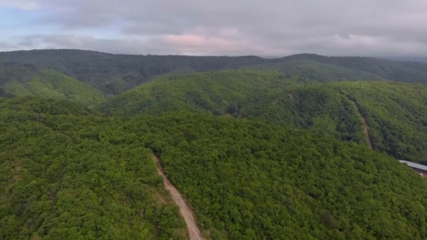 Dağlardaki konutlarda uçmak. Havadan çekim — Stok video