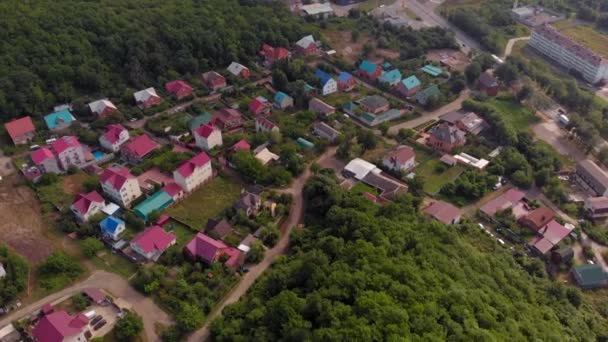 Volando en edificios residenciales en las montañas. Disparo aéreo — Vídeos de Stock