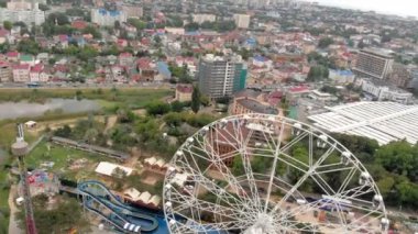 Deniz den eğlence parkı. Dönme dolap ve drone ile su parkı görünümü. Yüksekten çekim
