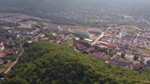 Volando en edificios residenciales en las montañas. Disparo aéreo — Vídeos de Stock