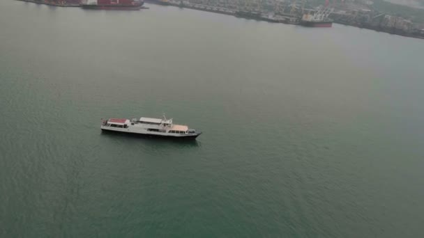 Vuelo en barco en el muelle del mar. Disparo aéreo — Vídeo de stock