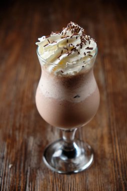 Kahverengi ahşap arka planda soğuk milkshake. Restoran menüsü