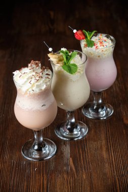 Kahverengi ahşap arka planda soğuk milkshake. Restoran menüsü