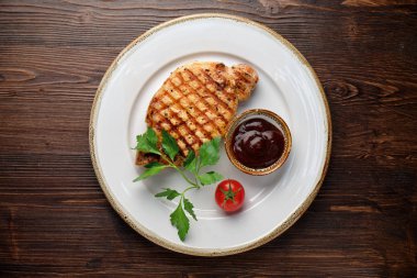 Kemikte kırmızı soslu biftek. restoran menüsü