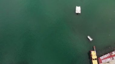 Denizde yatlar ve gemiler için rıhtım. Havadan çekim