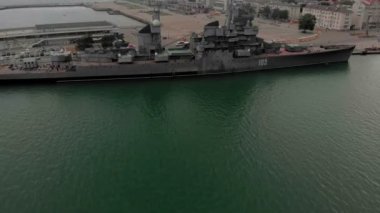 Savaş gemisiyle uçmak. Havadan çekim