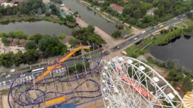 Deniz den eğlence parkı. Dönme dolap ve drone ile su parkı görünümü. Yüksekten çekim