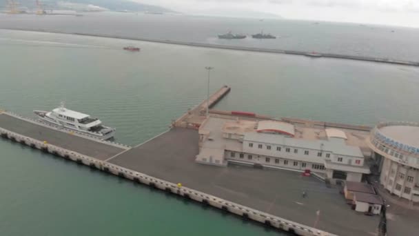 Flight by ship at the pier in the sea. Aerial shot — Stock Video