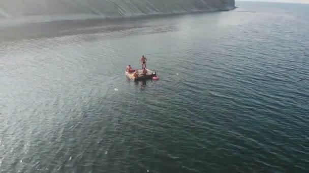 Adolescentes alegres estão pulando no mar. Tiro aéreo — Vídeo de Stock