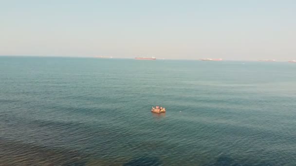 陽気なティーンエイジャーが海に飛び込んでいる。航空写真 — ストック動画