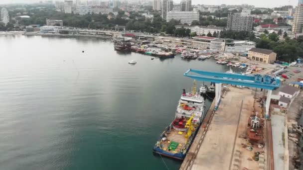 Brygga för yachter och fartyg till sjöss. Aerial shot — Stockvideo